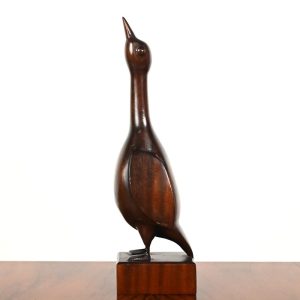 Houten sculptuur van vogel